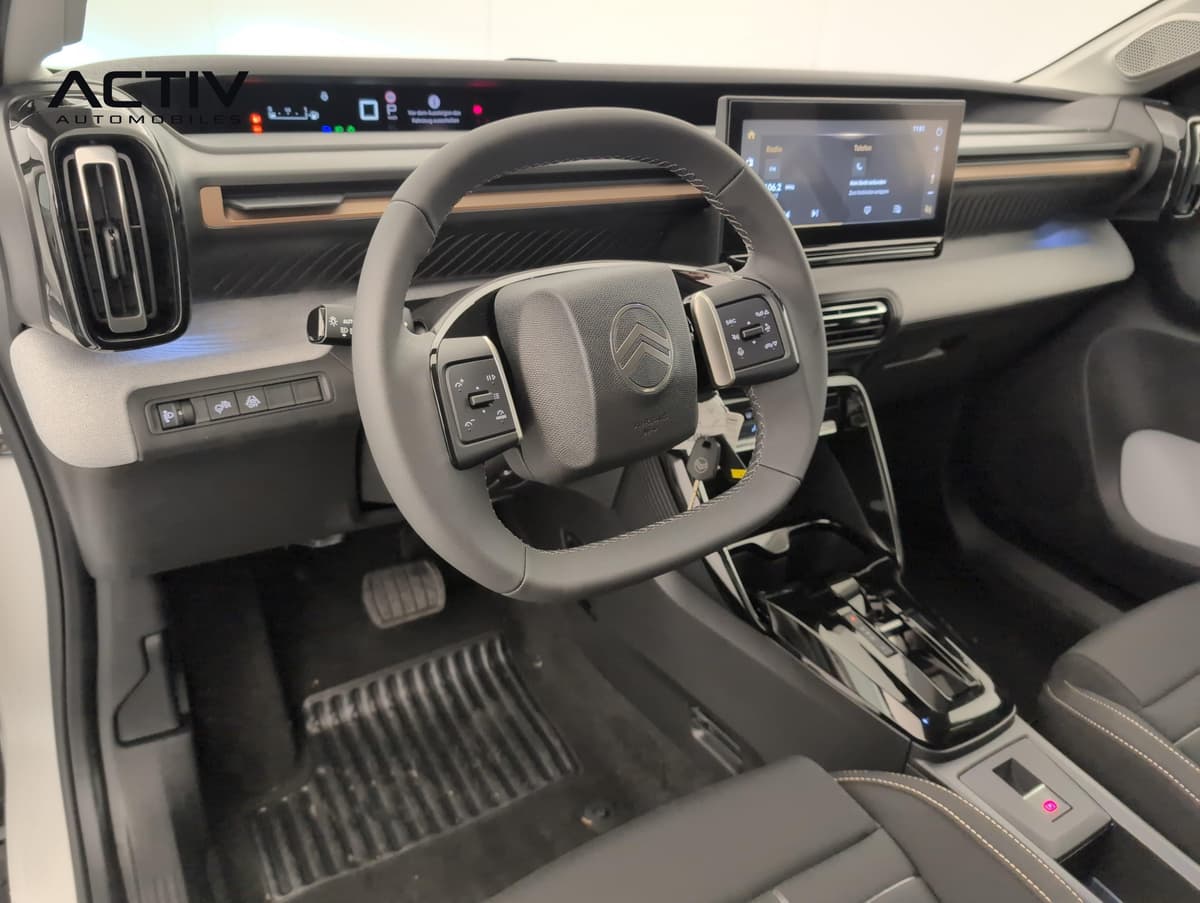 Citroën C3 Aircross : poste de conduite avec volant, écran tactile et commandes au volant