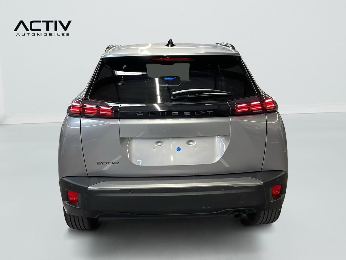 Peugeot 2008 : face arrière avec feux à LED à trois griffes et capteurs de stationnement