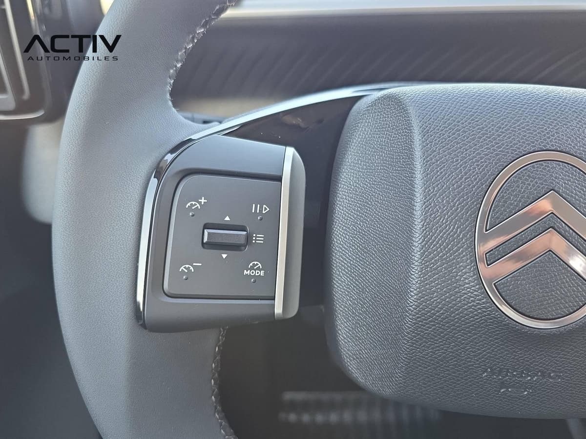 Citroën C3 Aircross : commandes au volant du régulateur et des médias, gros plan sur le moyeu