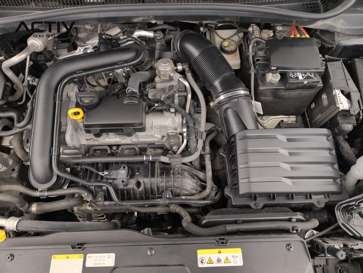 Volkswagen T-cross : compartiment moteur à capot ouvert avec moteur trois cylindres et batterie