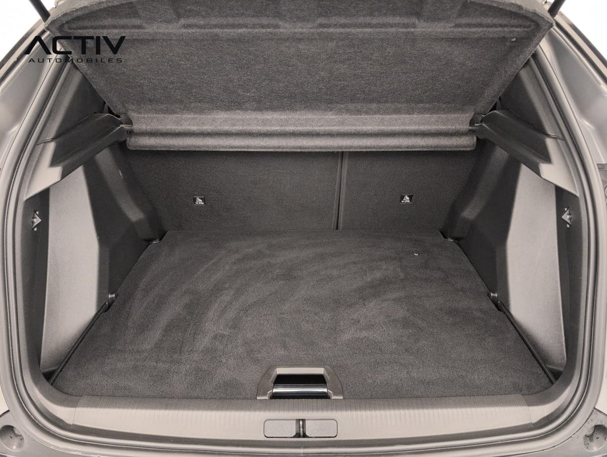 Peugeot 2008 : coffre ouvert avec plancher moquetté plat et cache-bagages relevé