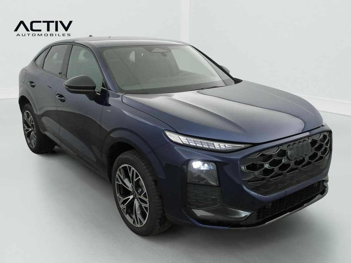 Audi Q3 Sportback Hybride : vue avant trois quarts gauche, bleu foncé, jantes bicolores et calandre en nid d'abeille