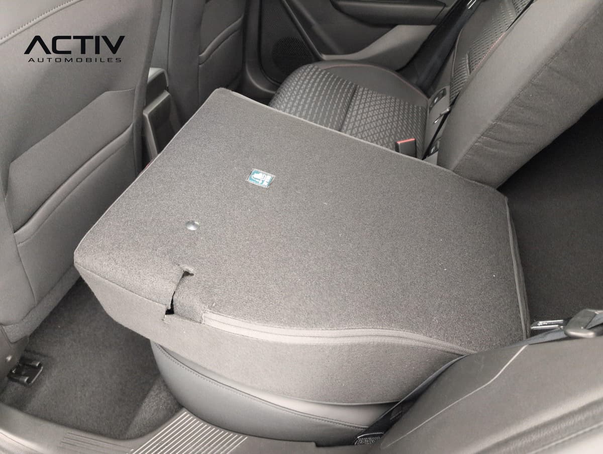 Renault Clio 6 : banquette arrière avec une partie du dossier rabattu sur l'assise