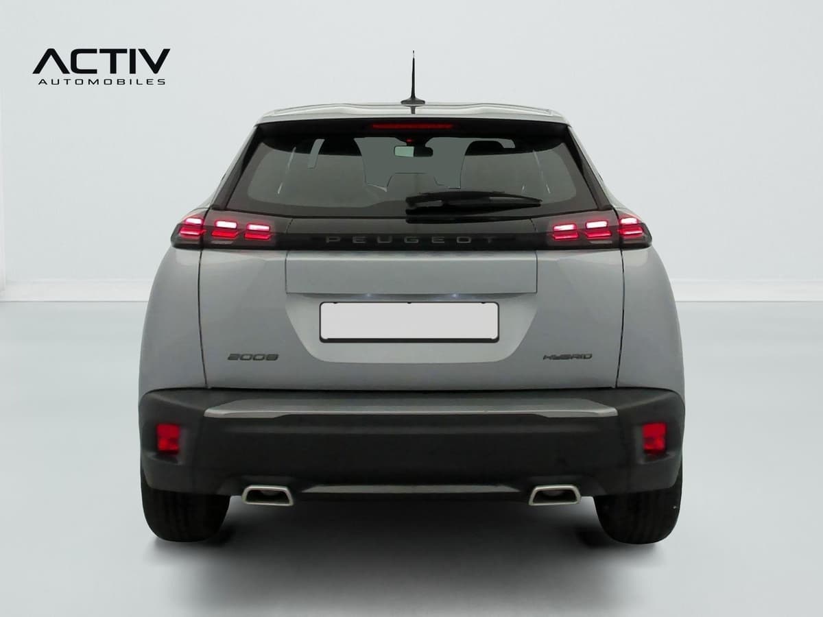 Peugeot 2008 : face arrière d'un SUV gris avec feux à LED et double sortie d'échappement