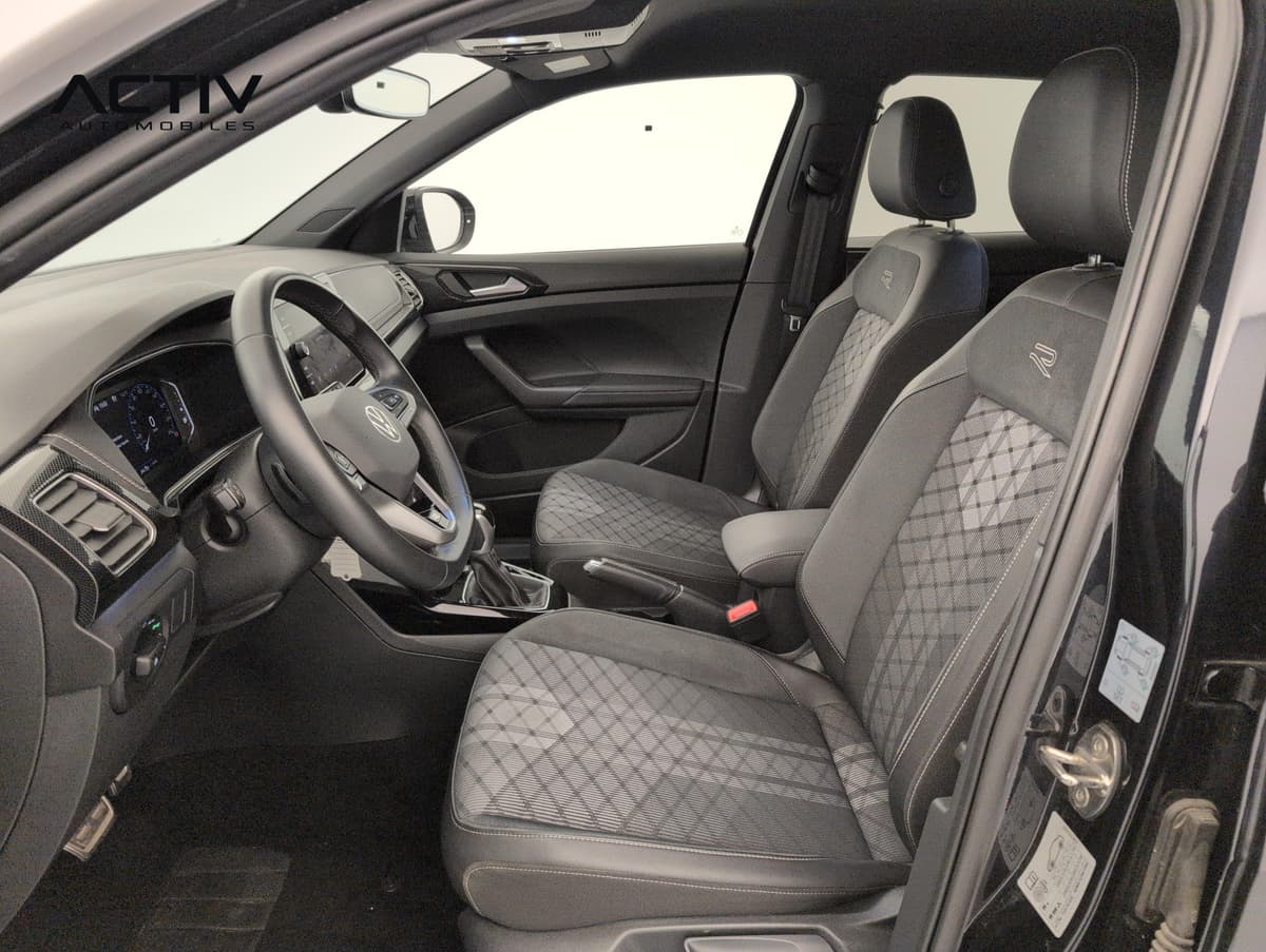 Volkswagen T-cross : sièges avant en tissu à motif losanges avec volant et levier de vitesses