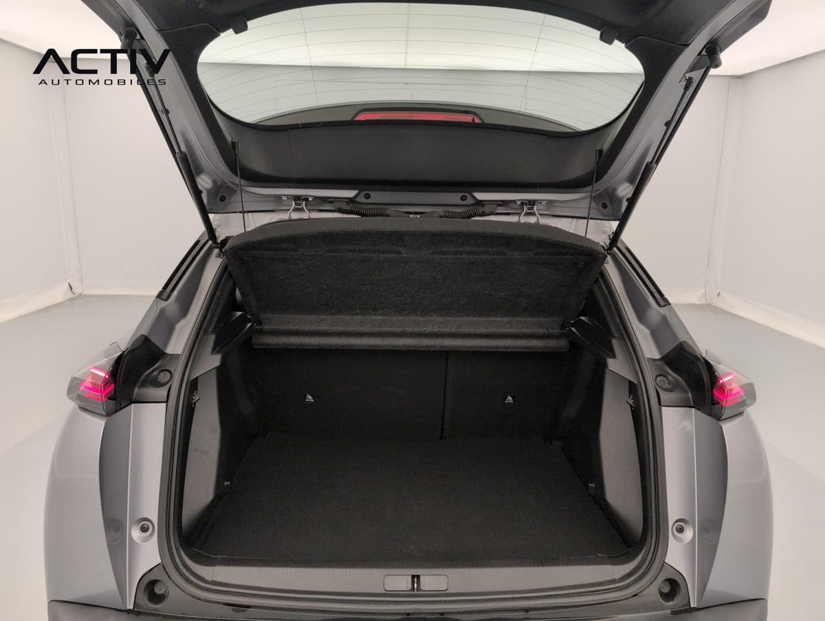 Peugeot 2008 : coffre ouvert avec plancher plat et tablette arrière relevée