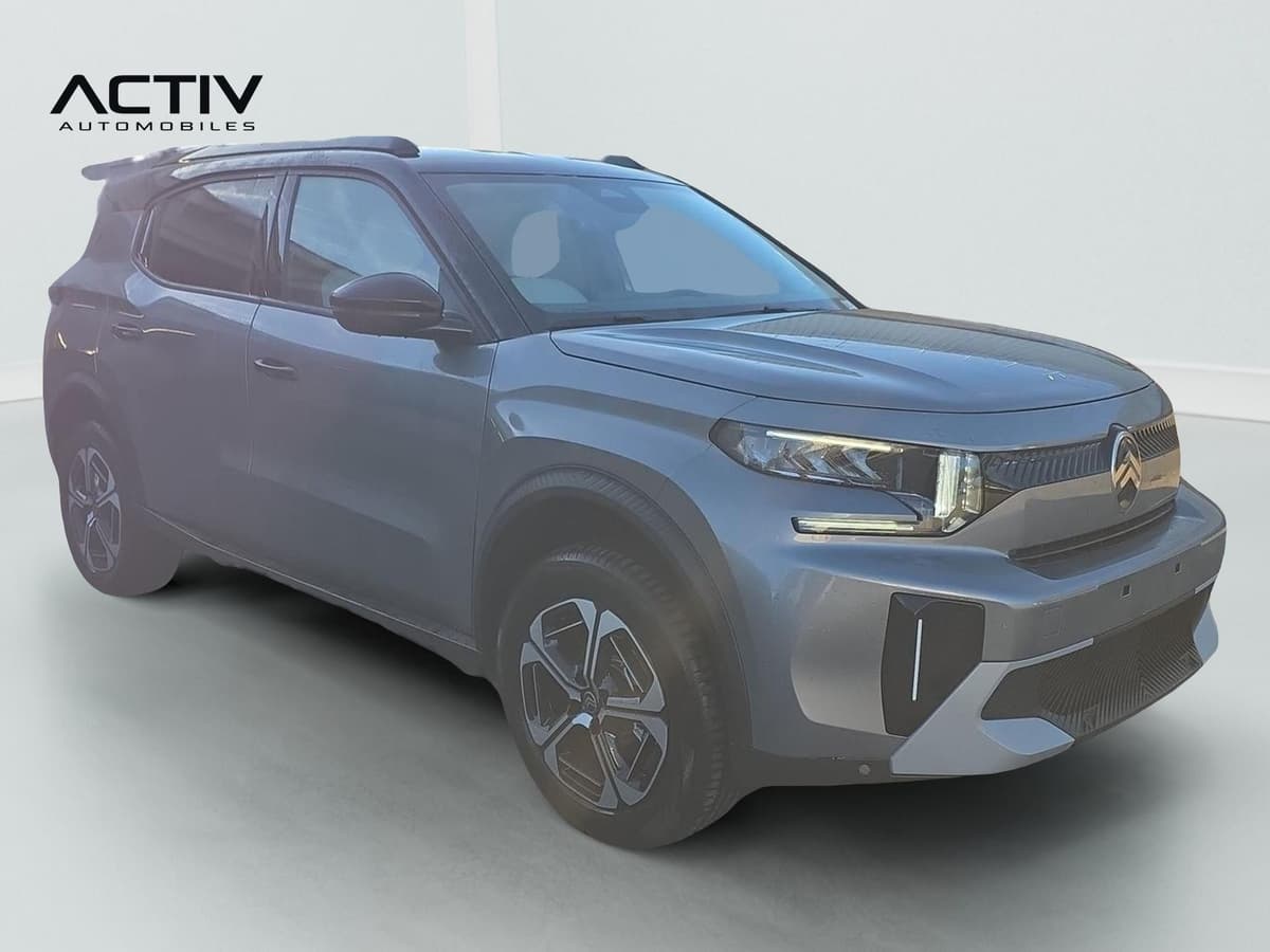 Citroën C3 Aircross : SUV gris vu de l'avant côté droit avec toit noir et jantes alliage