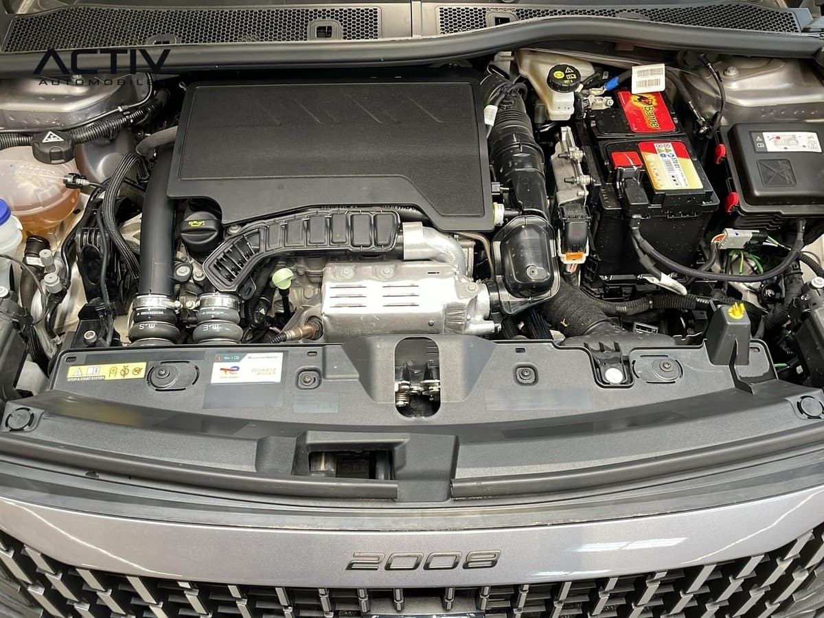 Peugeot 2008 : compartiment moteur ouvert avec cache moteur noir et batterie