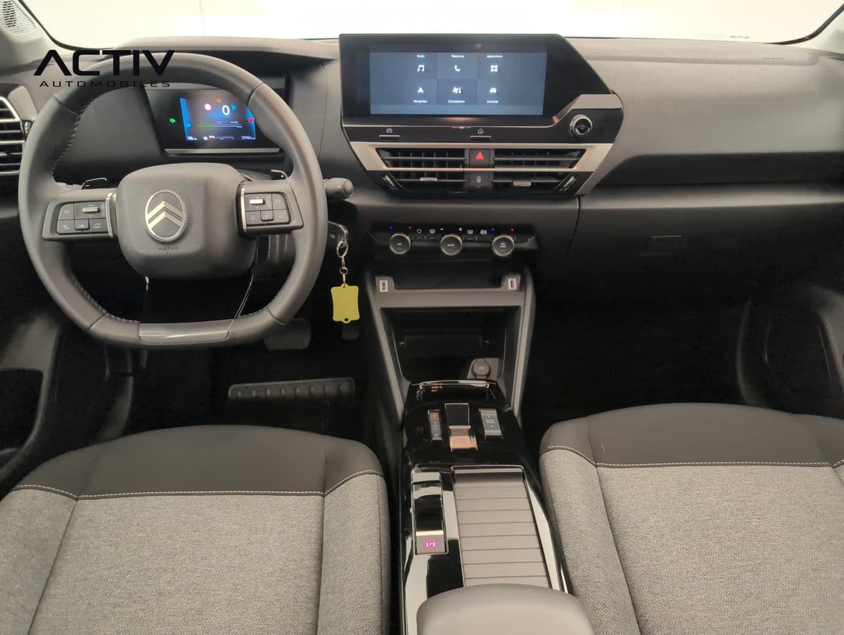Citroën C4 : planche de bord avec écran tactile, volant et console centrale