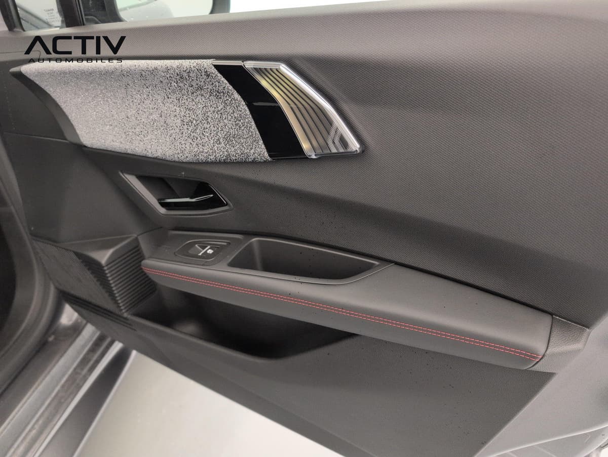 Renault Clio 6 : panneau de porte noir avec surpiqûres rouges et insert textile chiné