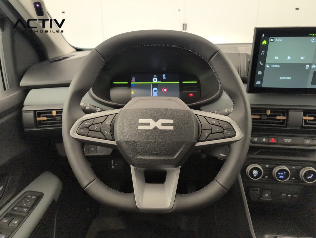 Dacia Sandero Gpl : volant noir avec commandes au volant devant le tableau de bord numérique