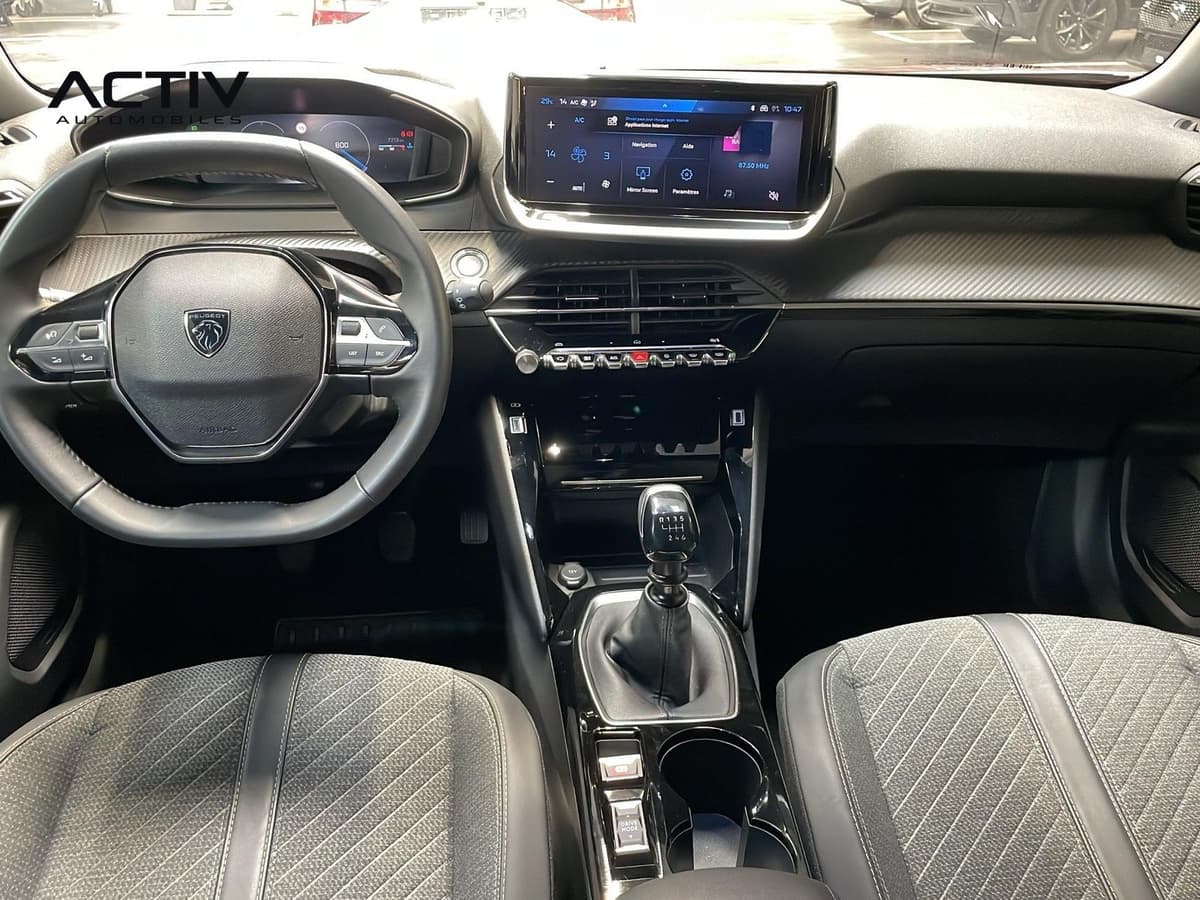 Peugeot 2008 : planche de bord avec écran tactile, petit volant et levier de vitesses manuel