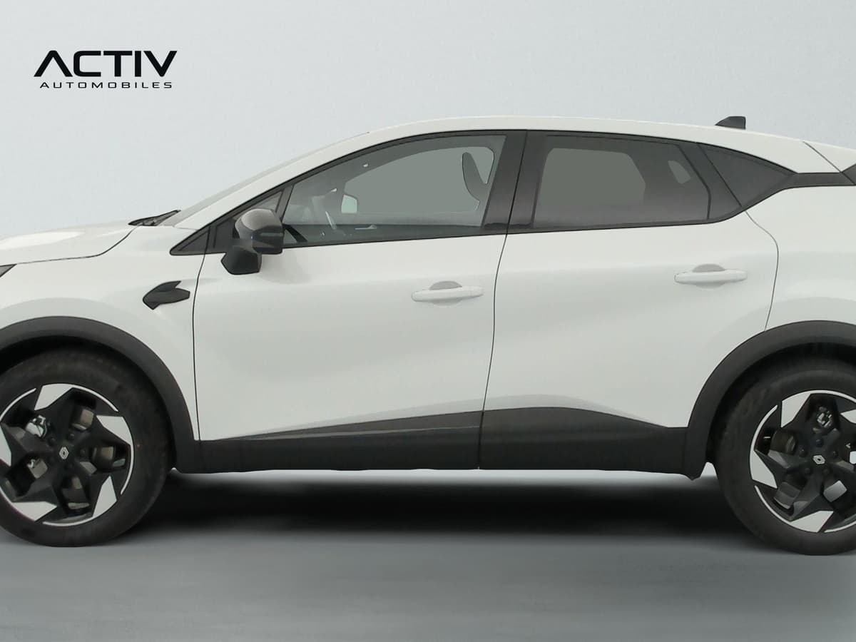 Renault Captur : profil gauche du SUV blanc avec jantes aluminium bicolores et bas de caisse noir