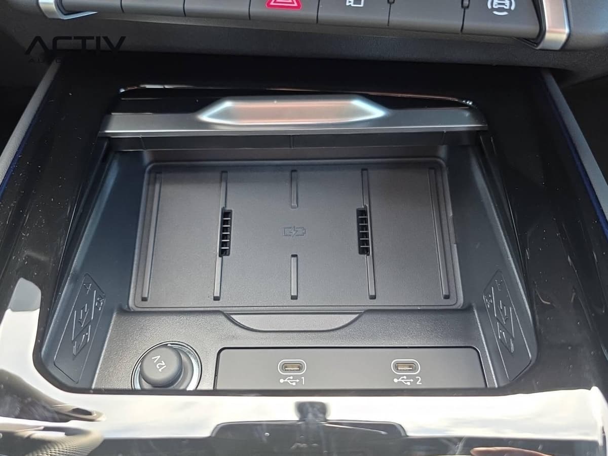 Audi Q3 Sportback Hybride : compartiment de téléphone avec chargeur à induction, prise 12V et deux ports USB-C