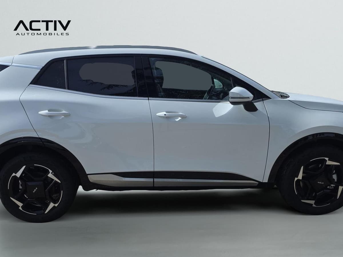 Kia Sportage : profil droit du SUV blanc avec jantes noires et bas de caisse chromé