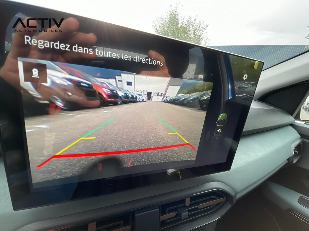 Dacia Sandero Gpl : image de la caméra de recul affichée sur l'écran central avec lignes de guidage