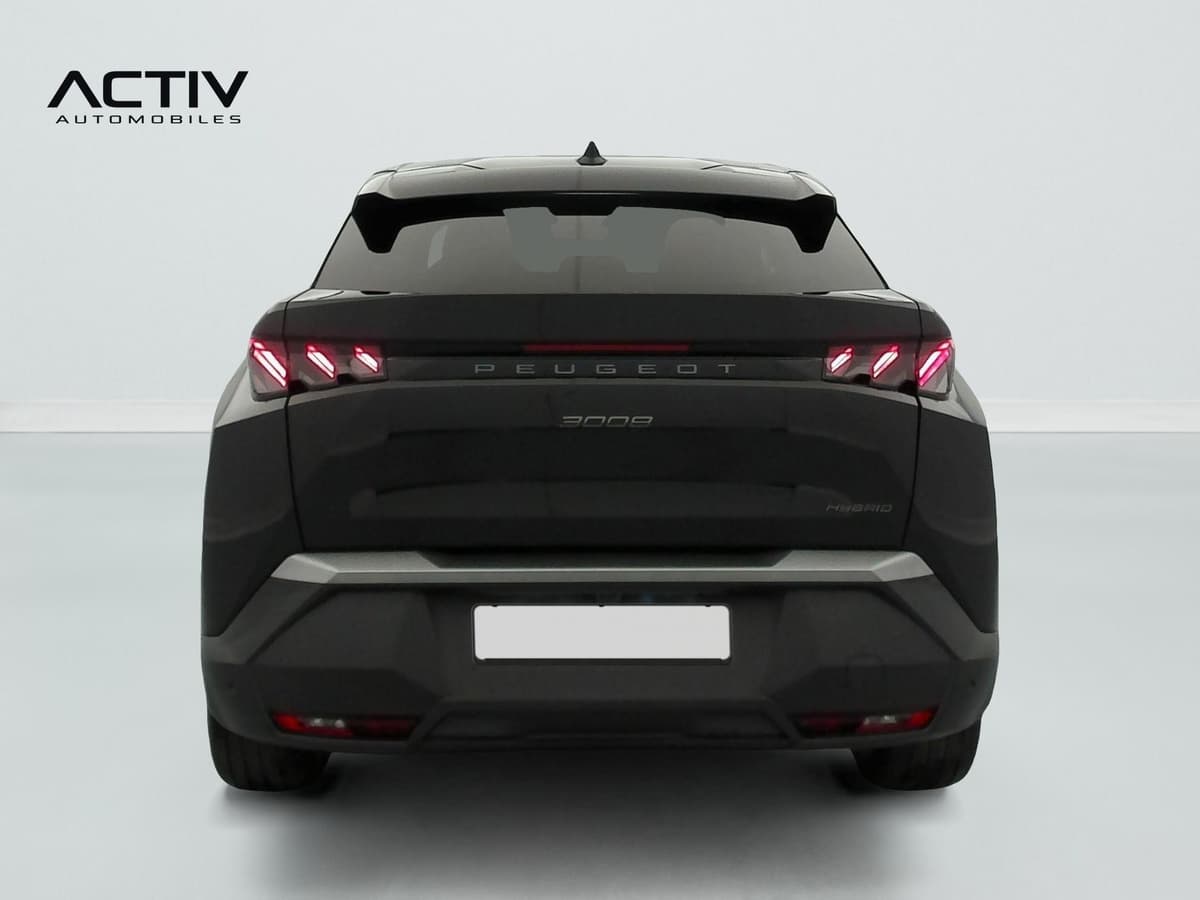 Peugeot 3008 : face arrière d'un SUV noir avec feux à trois griffes et becquet
