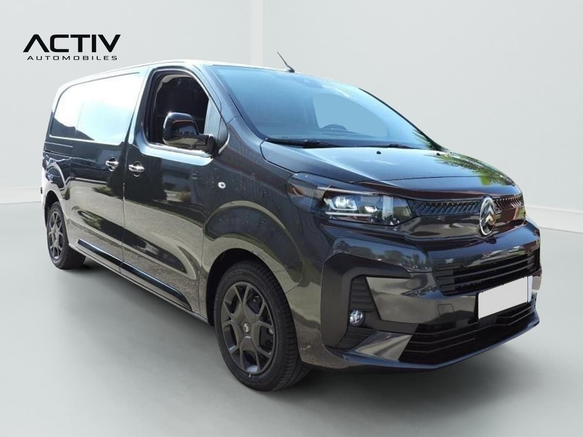 Citroën Jumpy Fourgon : utilitaire gris vu de l'avant trois quarts droit, jantes foncées