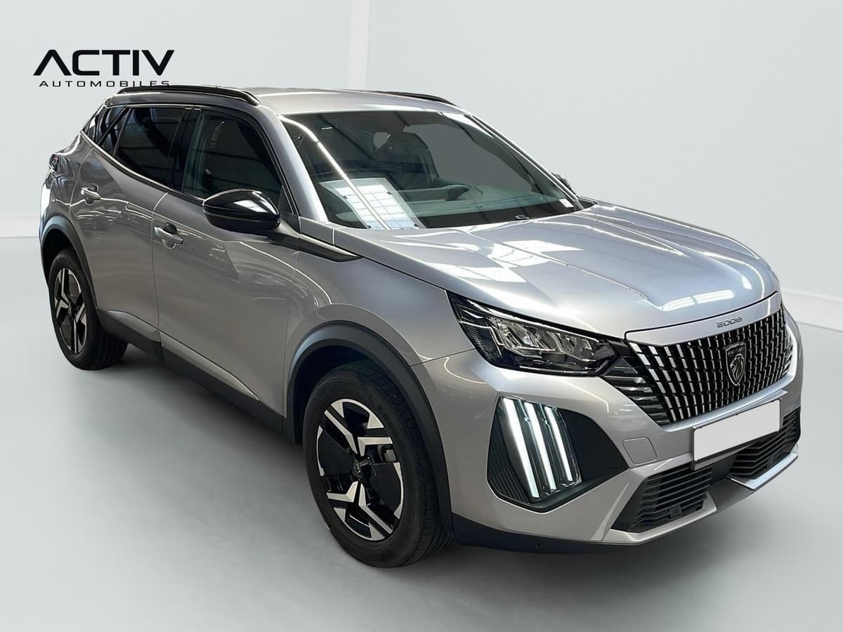 Peugeot 2008 : vue avant trois quarts droit avec jantes alliage et feux diurnes à LED