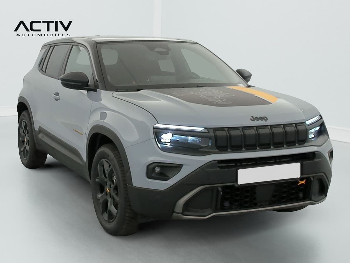 Jeep Avenger : vue avant trois quarts droit avec capot décoré, calandre noire et jantes noires