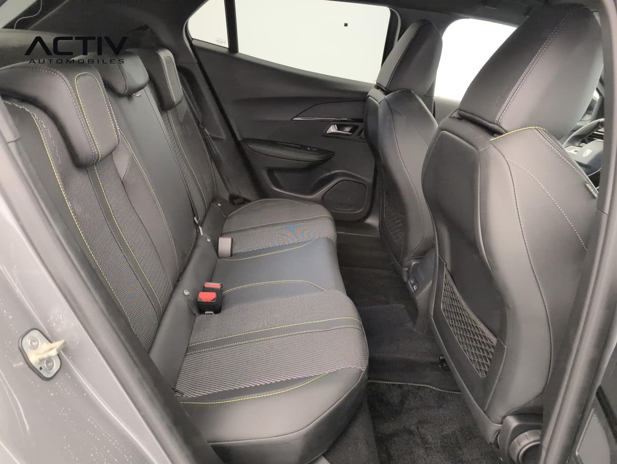 Peugeot 2008 : banquette arrière en tissu noir à surpiqûres jaunes vue par la portière ouverte