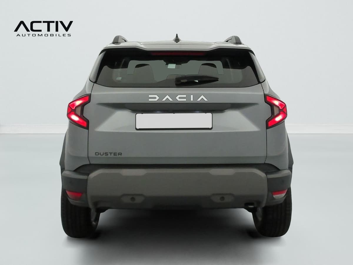 Dacia Duster : face arrière grise avec feux rouges, barres de toit et pare-chocs noir