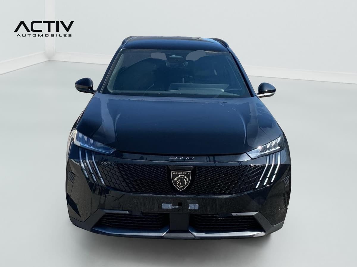 Peugeot 5008 : face avant noire avec calandre, feux à trois griffes et blason centré