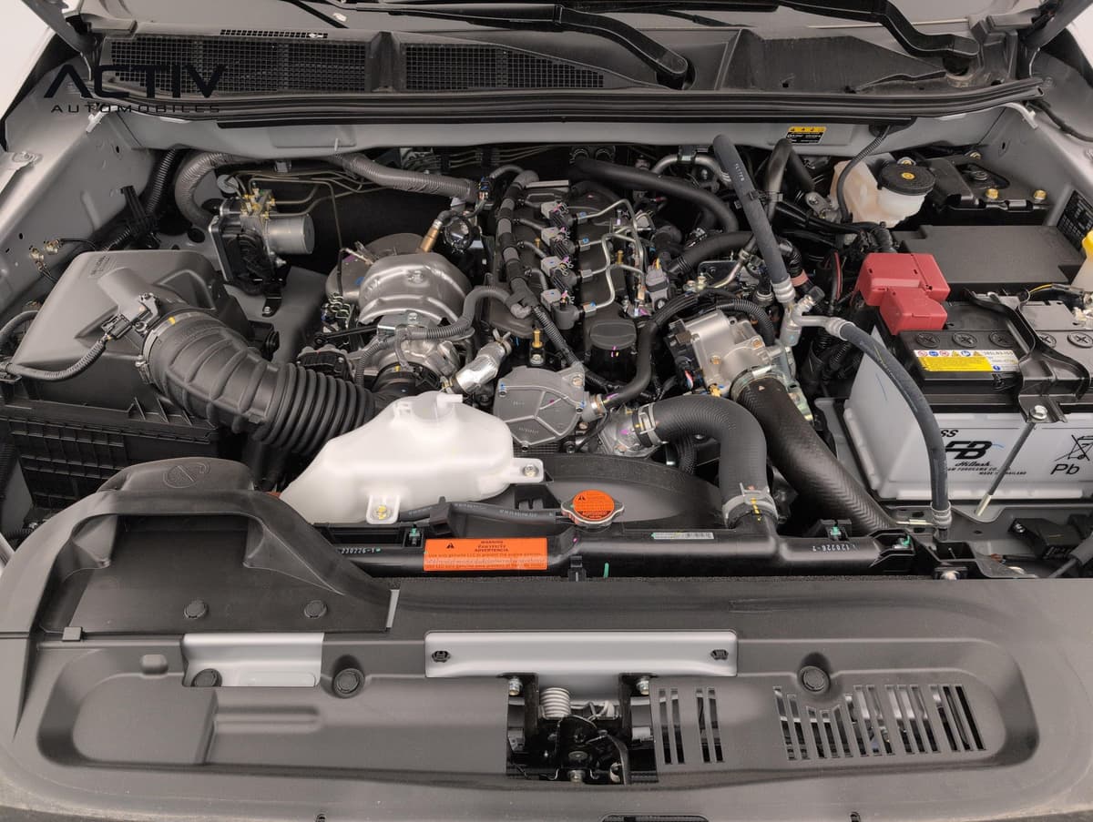 Isuzu D-MAX : compartiment moteur diesel avec batterie, turbo et vase d'expansion