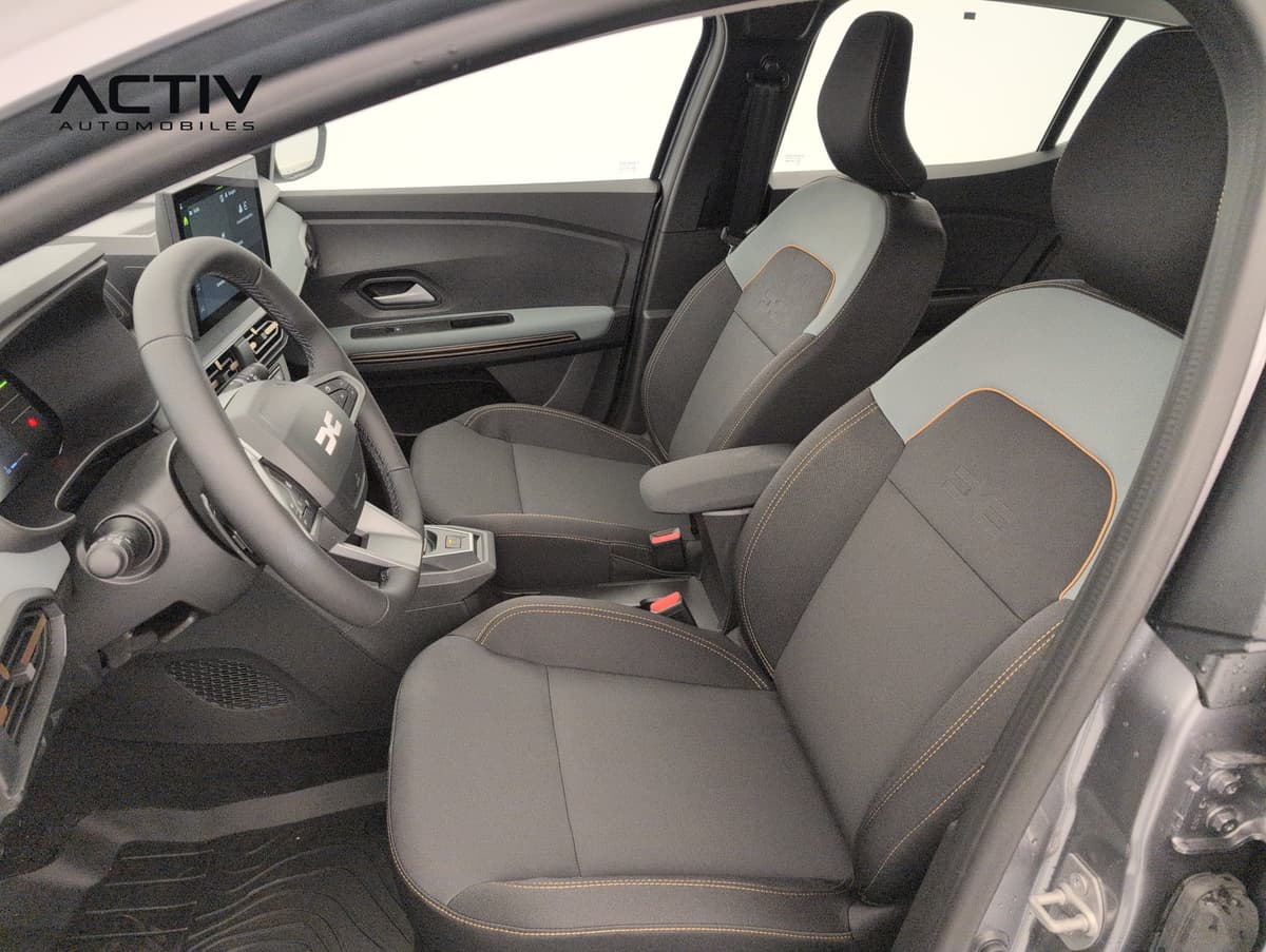 Dacia Sandero Gpl : sièges avant bicolores gris et noir à surpiqûres orange, vus par la portière ouverte