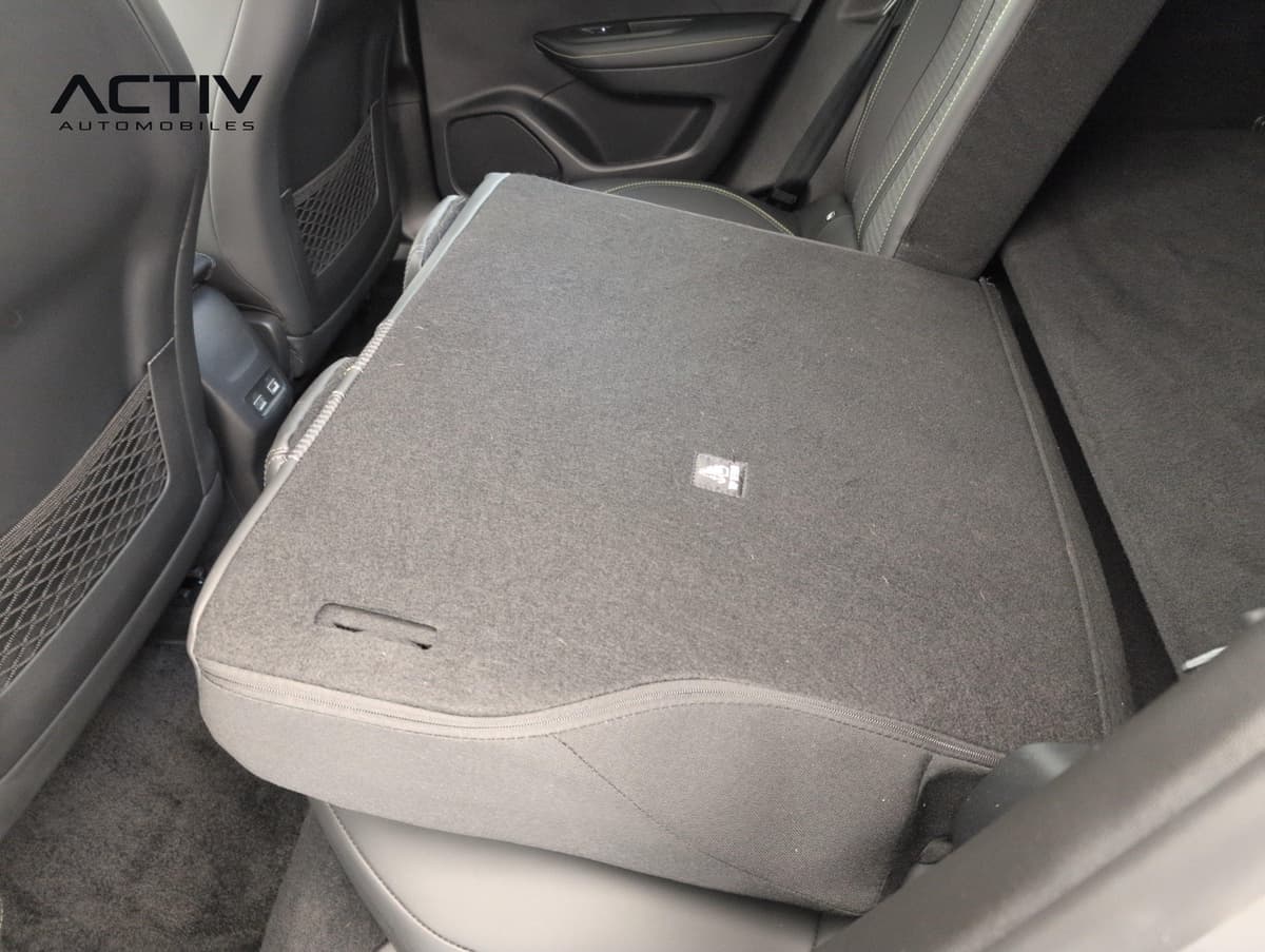 Peugeot 2008 : banquette arrière rabattue avec dossier recouvert de moquette