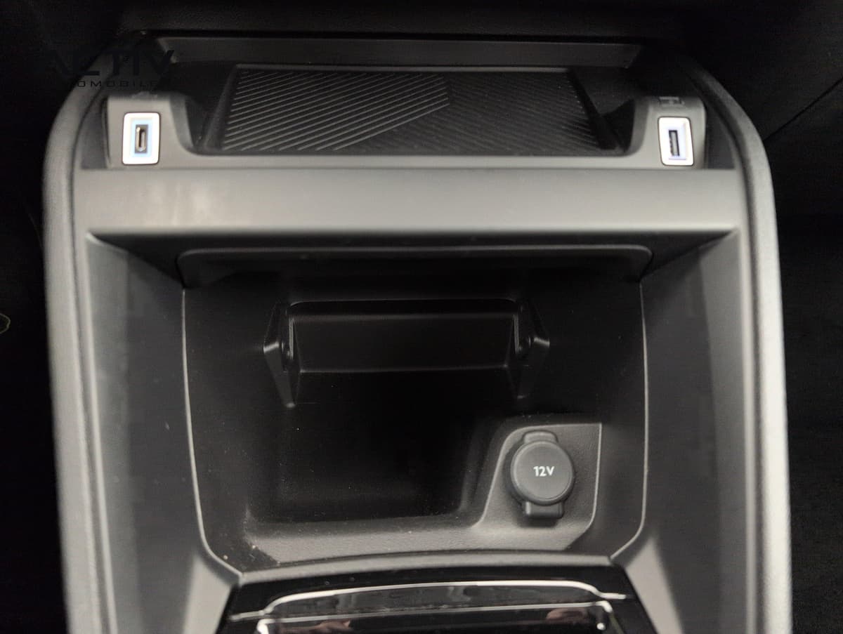 Citroën C4 : rangements de la console centrale avec prises USB et prise 12V