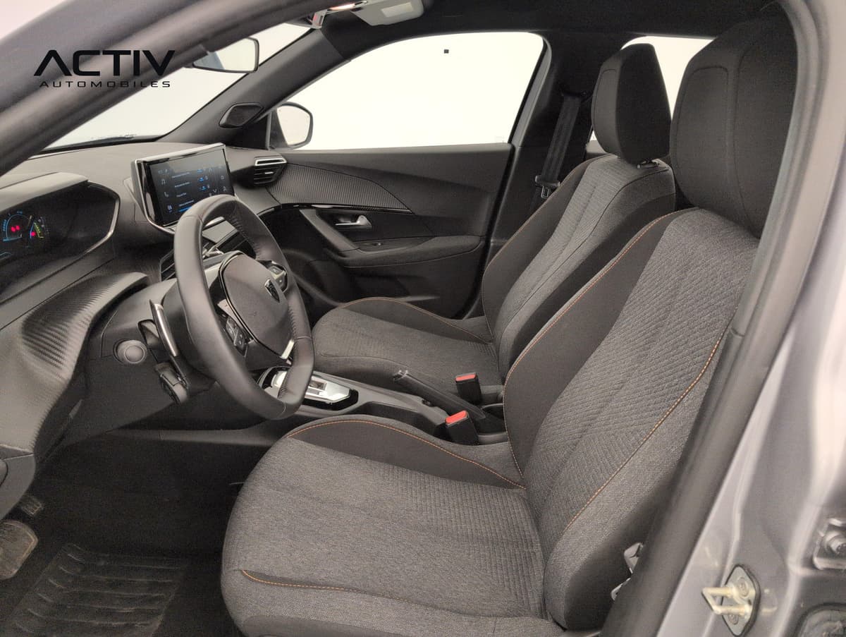 Peugeot 2008 : sièges avant en tissu gris à surpiqûres orange, volant et écran tactile