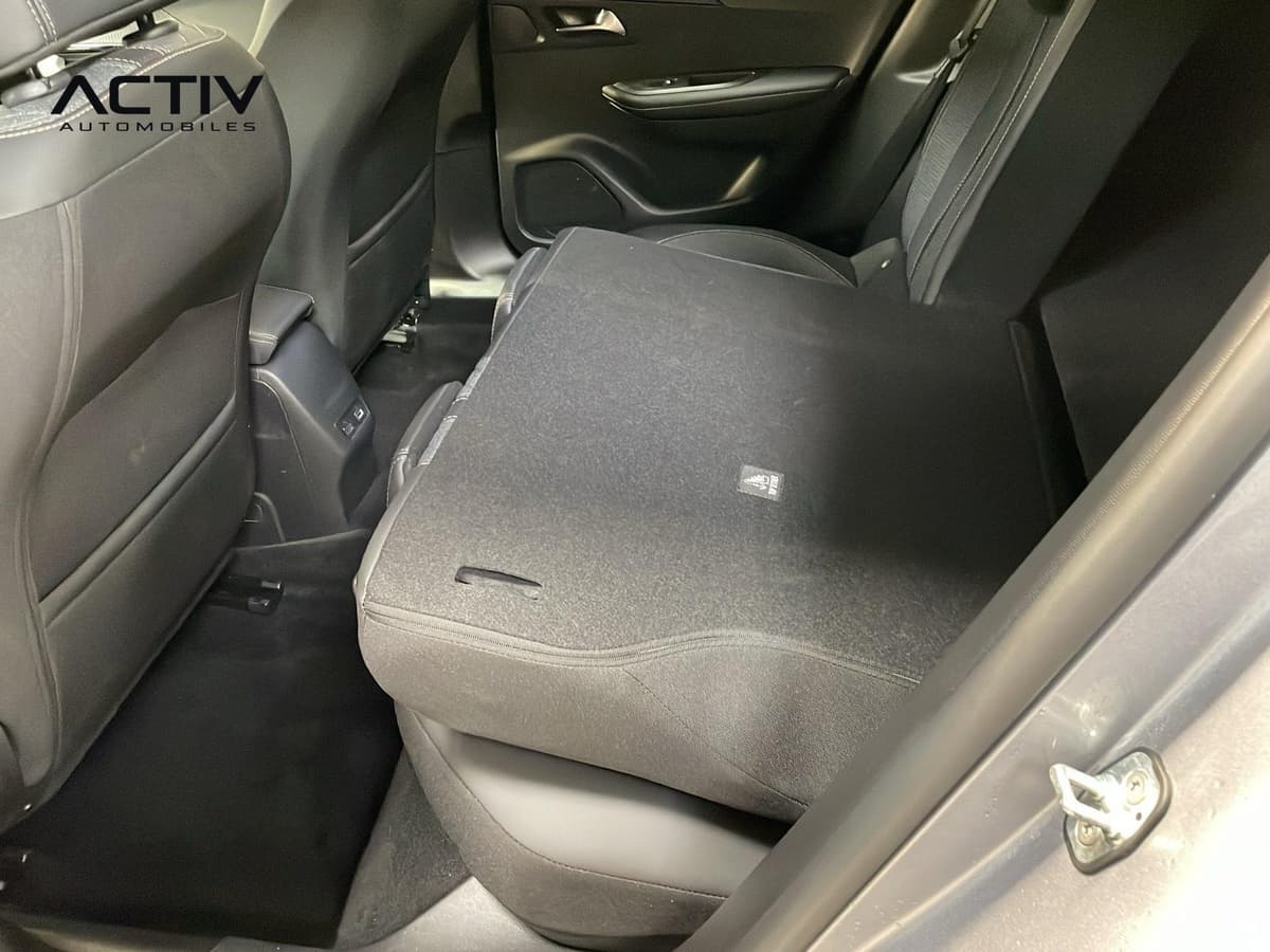 Peugeot 2008 : banquette arrière en tissu noir avec assise rabattue, vue par la portière