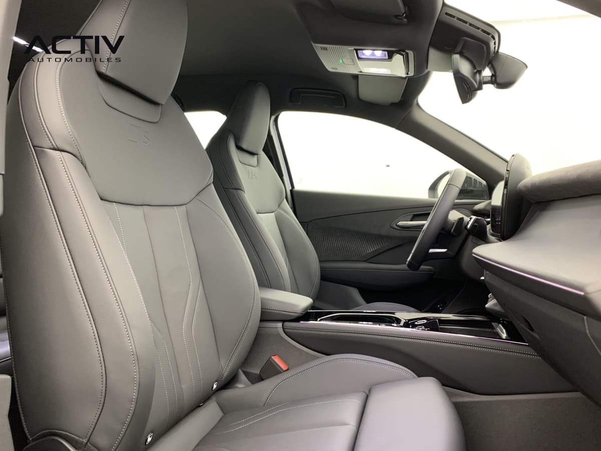 Audi Q3 Sportback Hybride : sièges avant en cuir noir à surpiqûres claires, vus depuis le côté passager