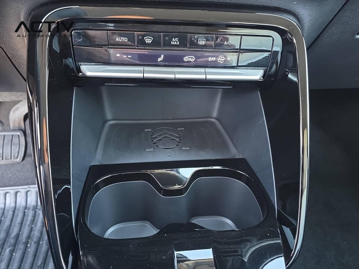 Citroën C3 Aircross : commandes de climatisation au-dessus du chargeur sans fil et des porte-gobelets
