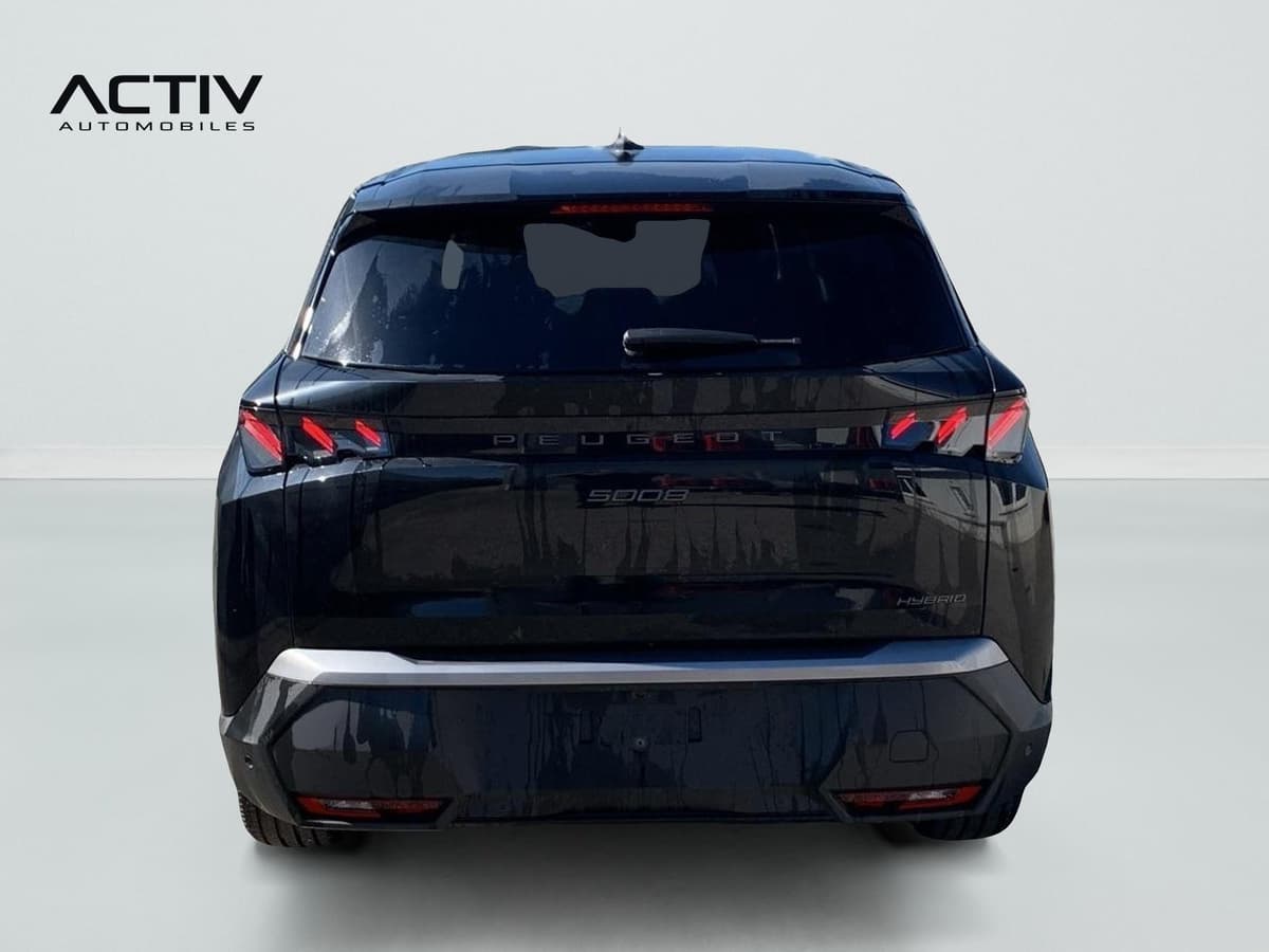 Peugeot 5008 : face arrière noire avec feux à LED, lettrage et pare-chocs gris
