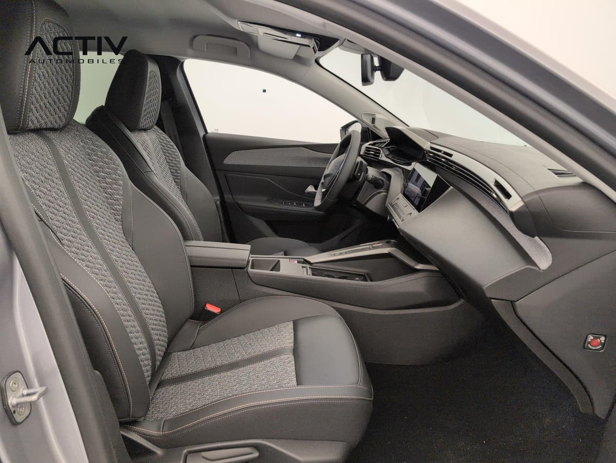 Peugeot 308 Nouvelle : siège avant passager en tissu gris et simili noir, vu depuis la portière