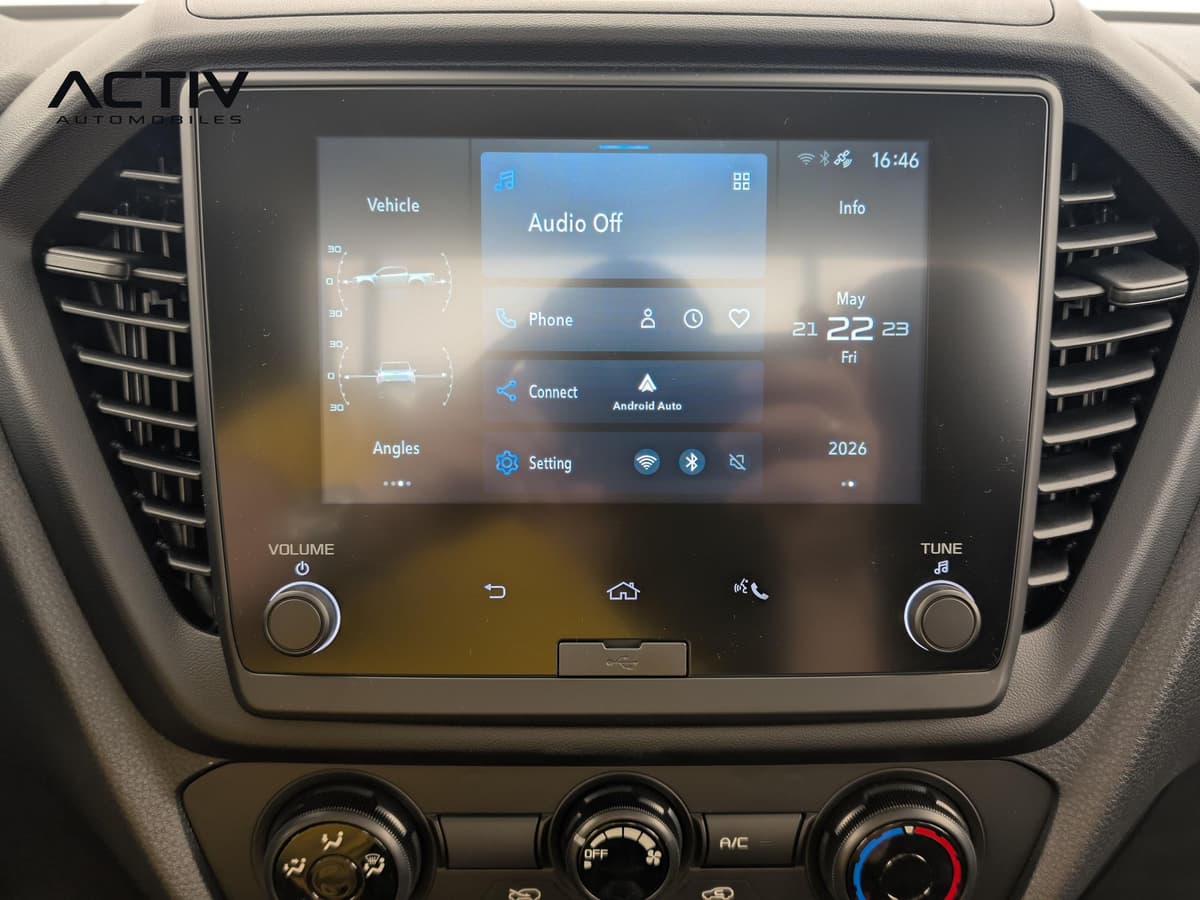 Isuzu D-MAX : écran tactile multimédia entouré d'aérateurs, avec molettes de volume et de réglage