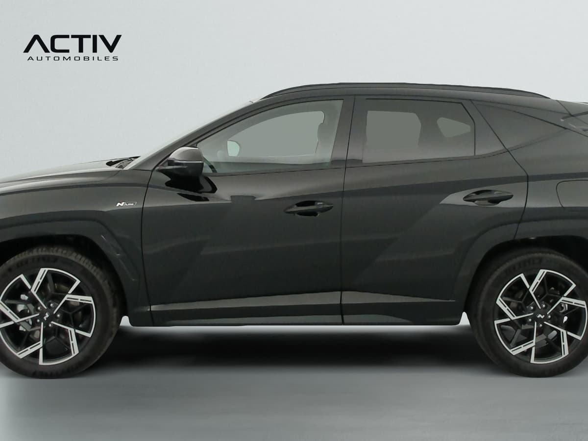 Hyundai Tucson : profil gauche du SUV noir avec jantes alliage bicolores