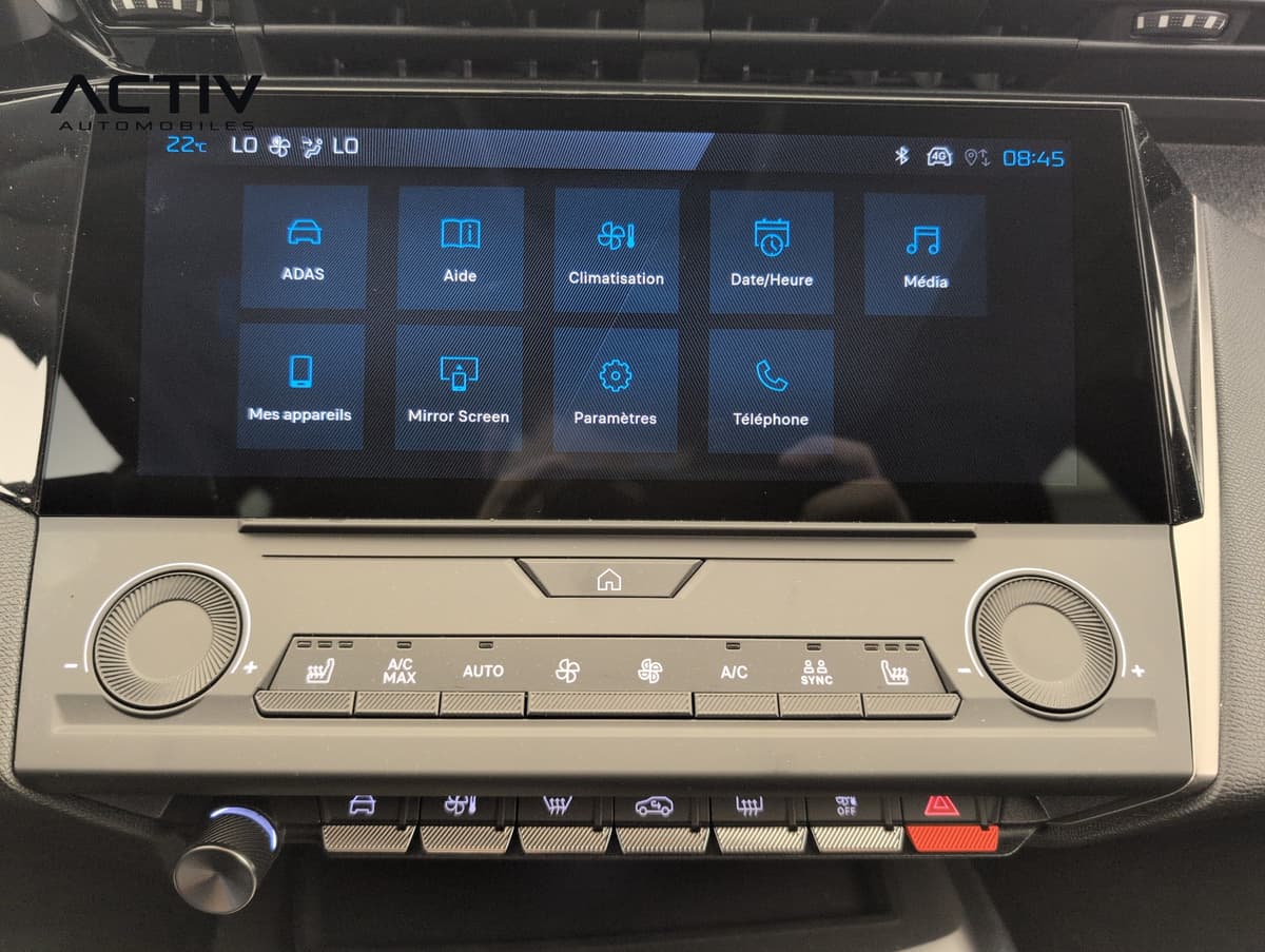 Peugeot 308 Nouvelle : écran tactile central avec menu d'applications et commandes de climatisation en dessous