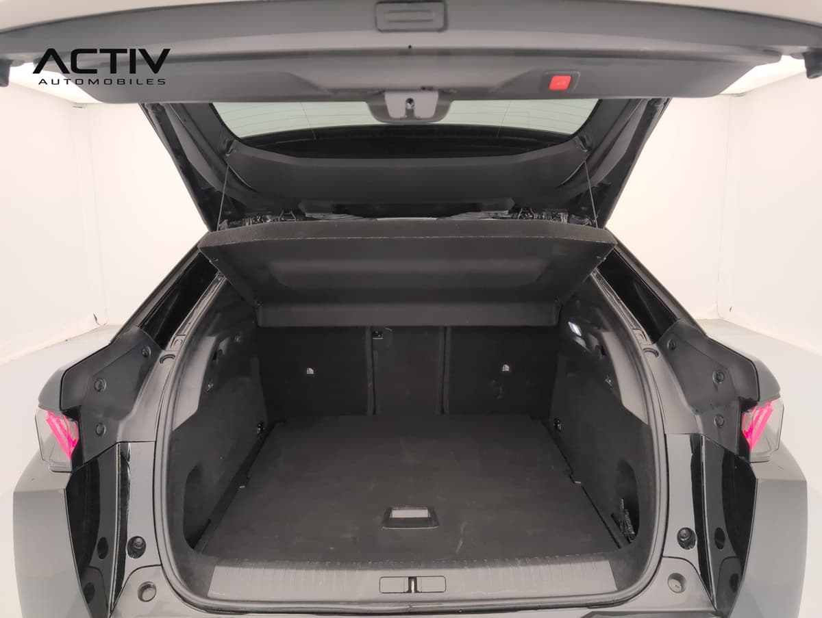 Peugeot 3008 : coffre ouvert avec plancher plat moquetté et banquette arrière visible