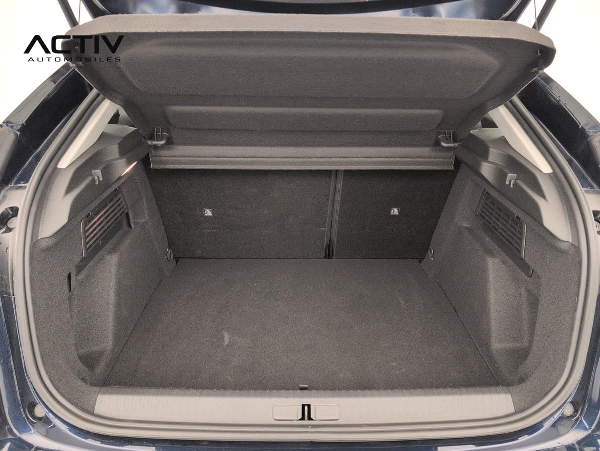 Citroën C4 : coffre ouvert avec plancher plat et dossier de banquette fractionné