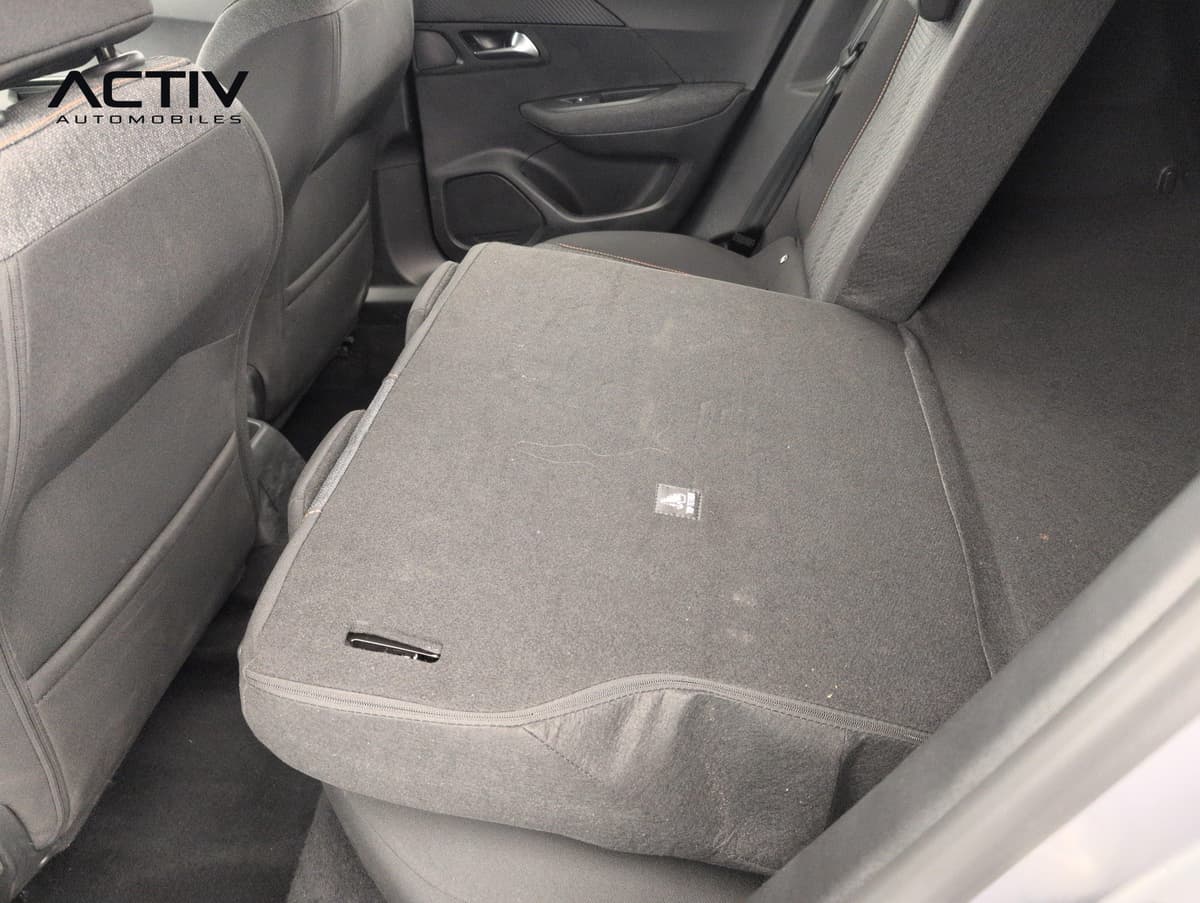 Peugeot 2008 : banquette arrière rabattue avec dossier couché formant un plancher plat