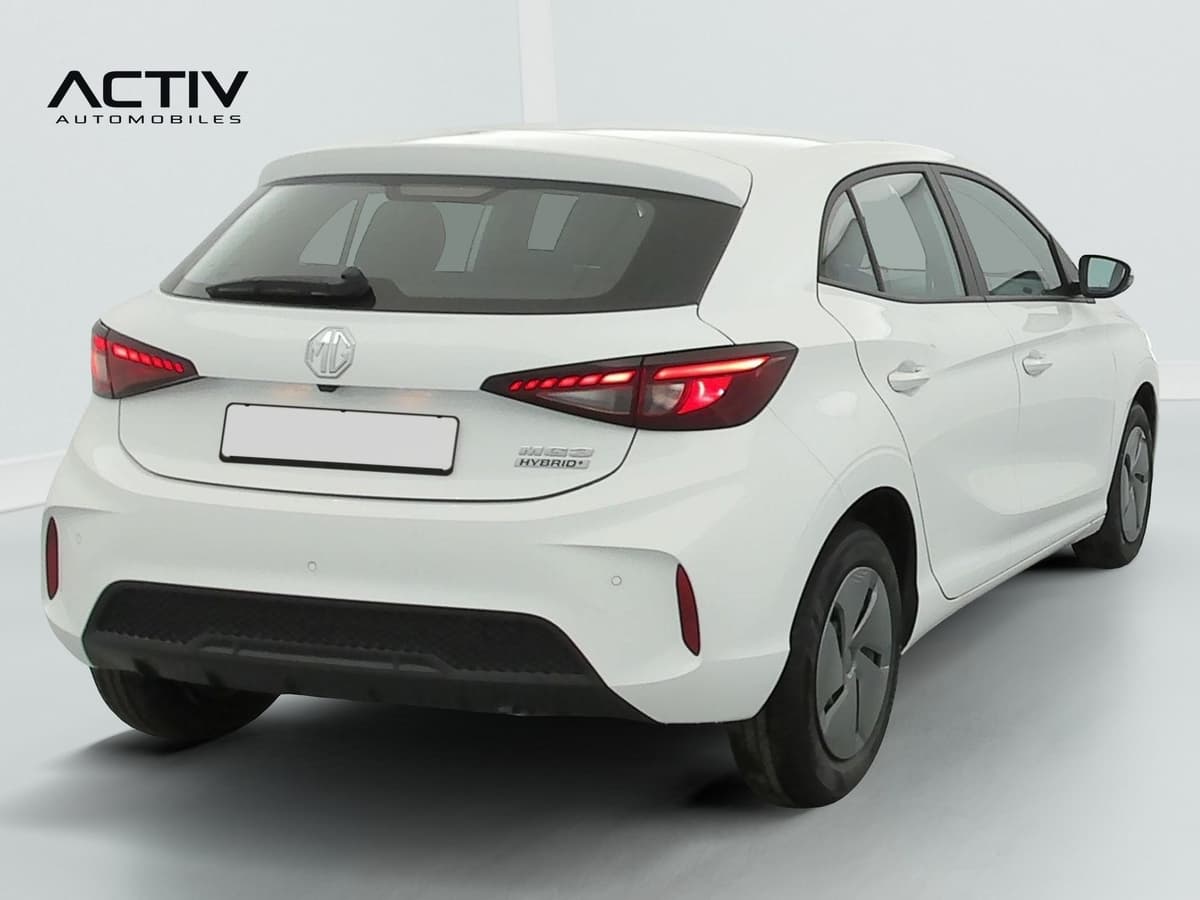Mg MG3 : vue arrière trois quarts droit d'une citadine blanche avec feux à LED