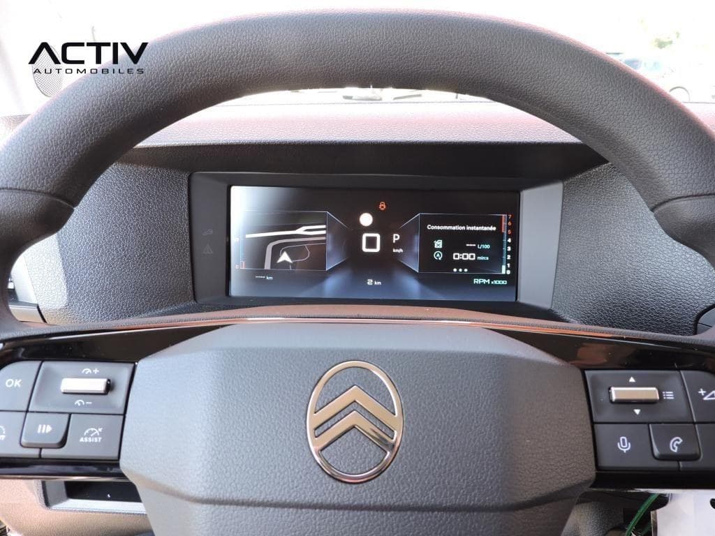 Citroën Jumpy Fourgon : combiné numérique derrière le volant avec commandes au volant