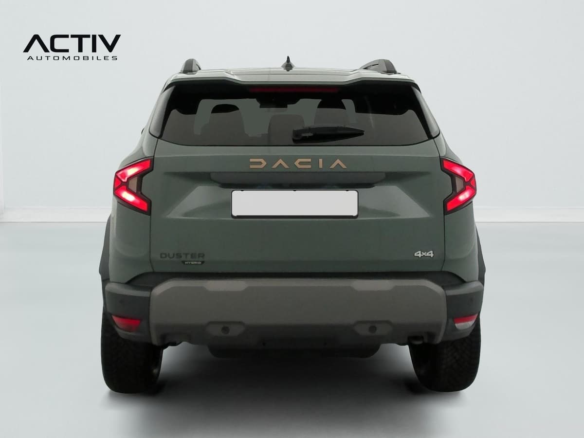 Dacia Duster : face arrière avec feux rouges, barres de toit et bouclier gris