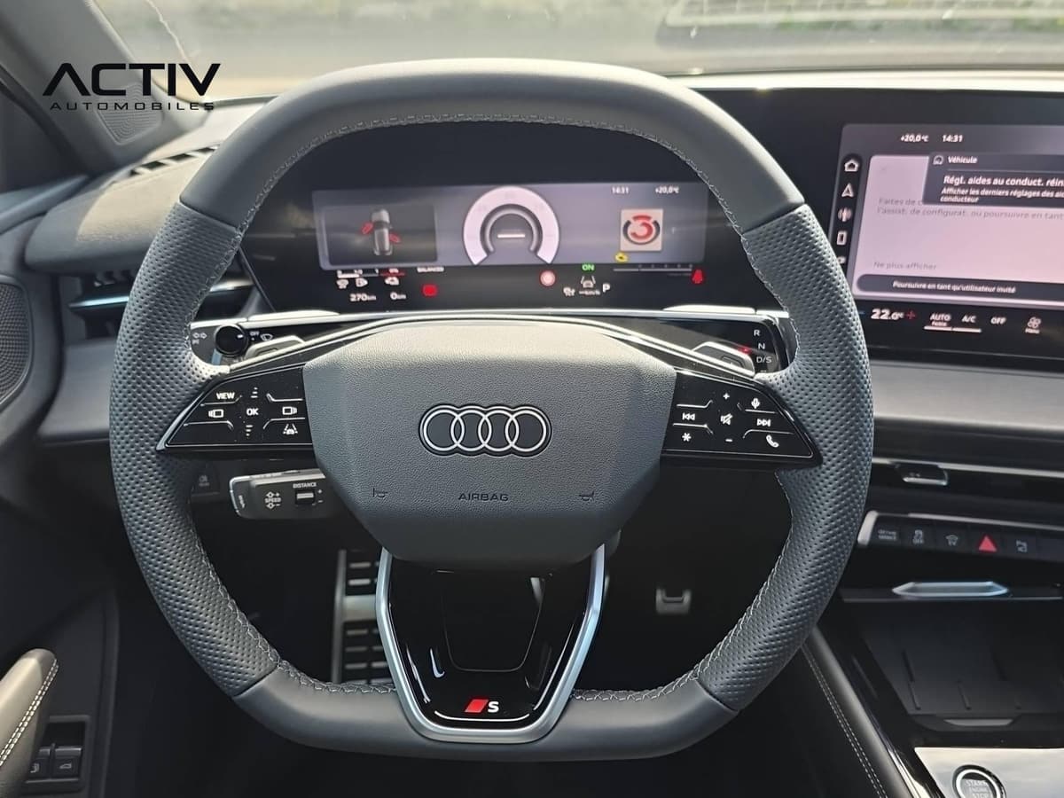 Audi Q3 Sportback Hybride : volant sport à méplat haut et bas, avec commandes au volant et combiné numérique