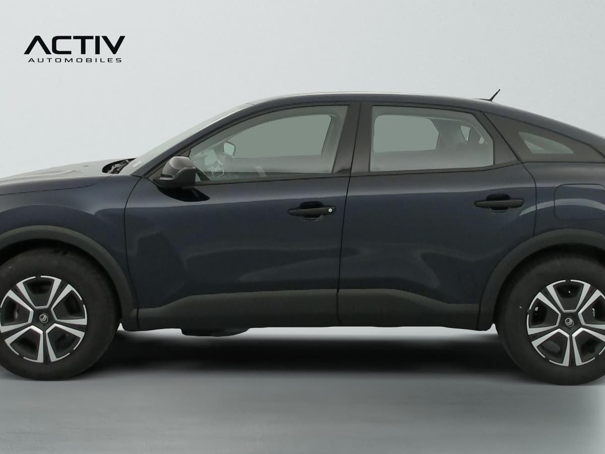 Citroën C4 : profil gauche complet avec jantes bicolores et poignées de portes noires