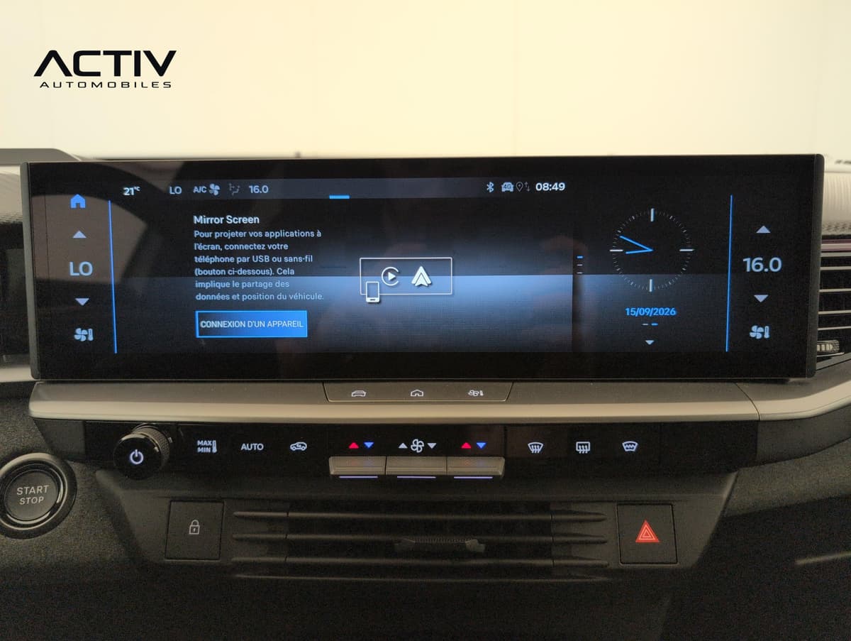 Opel Grandland : grand écran tactile large au-dessus des commandes de climatisation