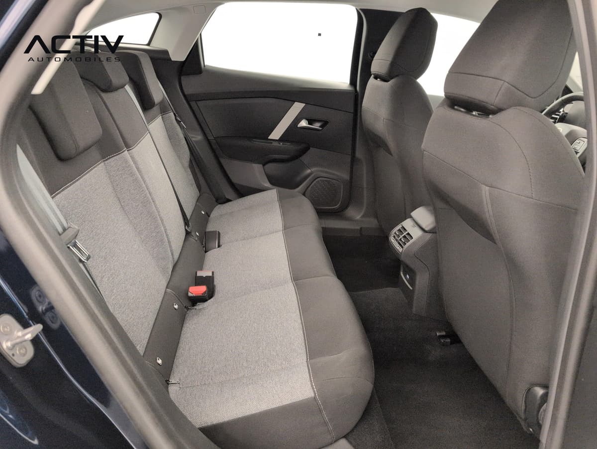 Citroën C4 : banquette arrière en tissu gris et noir vue par la portière arrière ouverte
